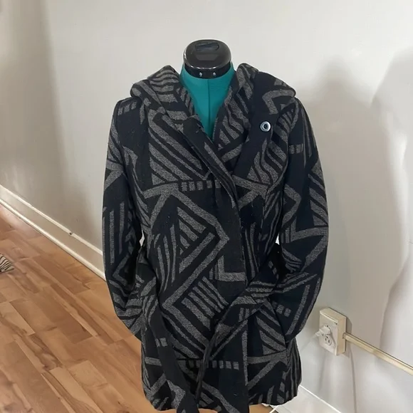 WARM GRAY BLACK GEOMETRIC COAT WITH HOOD perfect for snowy days - Picture 7 of 12